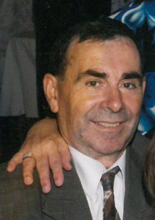 A man in a suit and tie posing for a photo.