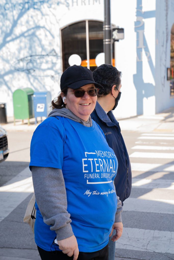 A woman wearing a blue t - shirt.
